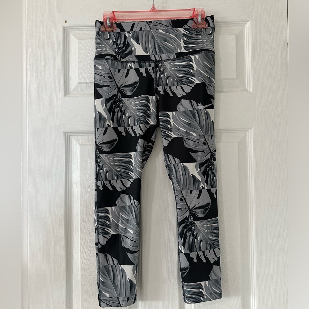 Women’s Nike Dri-Fit Cropped Workout Legging- Medium